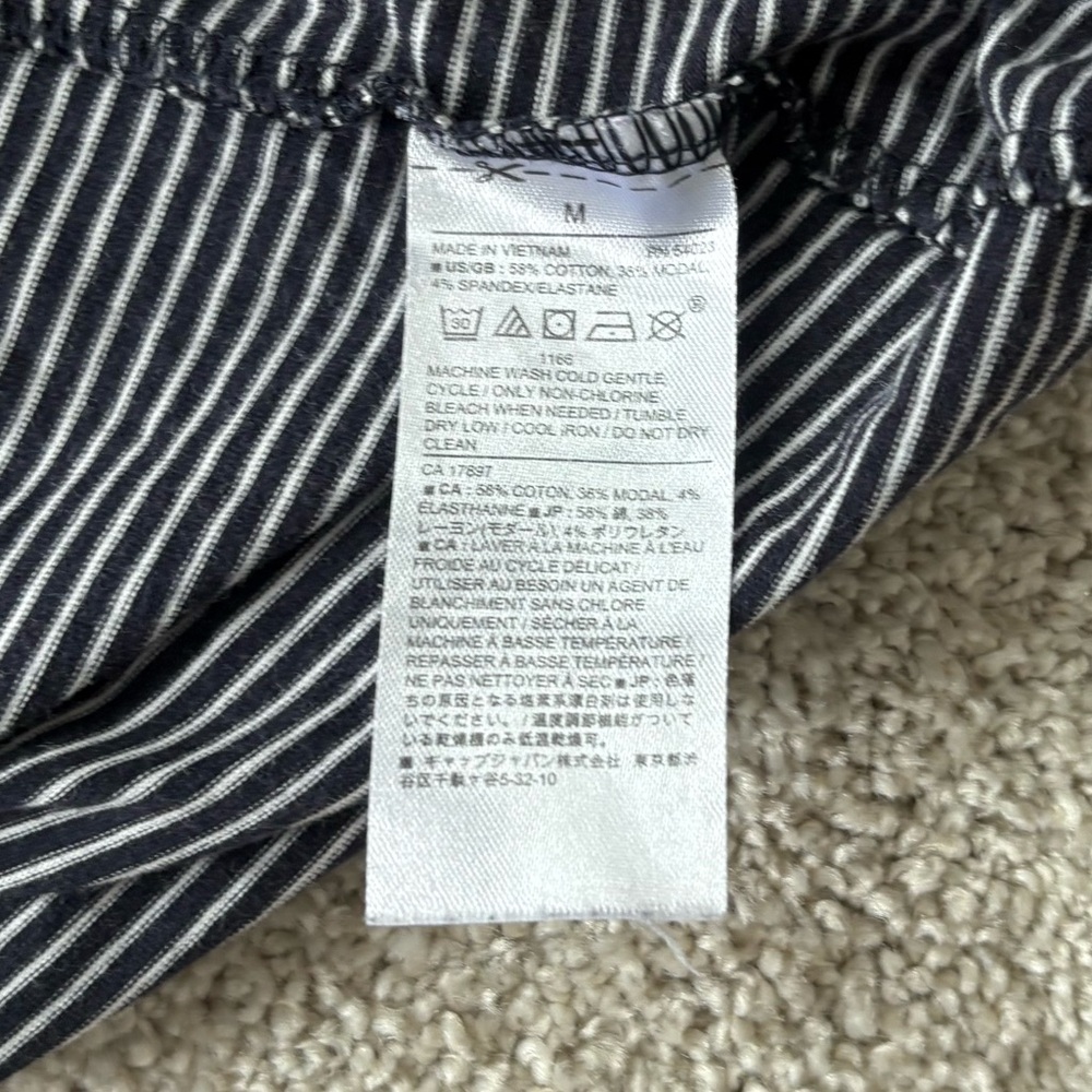 Banana Republic Women’s navy striped tank size medium - Picture 4 of 4